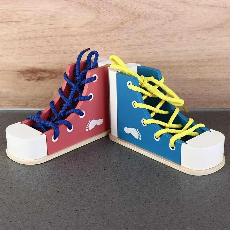 أحذية جلد خشبية مع أربطة الحذاء ، لعبة اللغز ، ارتداء الأحذية ، لعبة حذاء جلد الخشب