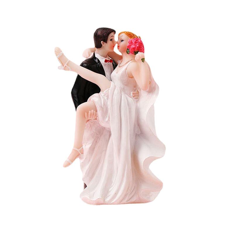 كعكة الزفاف القبعات العالية للعروس والعريس ، تمثال زوجين ، مكتب الديكور
