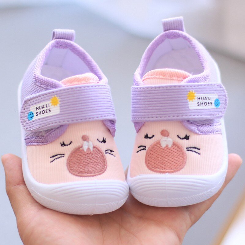 أحذية للأطفال الرضع برسوم كرتونية مضادة للركل أحذية رياضية ناعمة وصغيرة للأطفال الصغار أحذية غير زالقة للأطفال الصغار