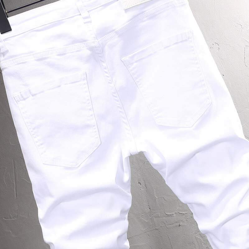 بنطلون جينز رجالي أبيض ضيق مطاطي ممزق جينز رجالي مطرز بالخرز بتصميم هيب هوب سروال رصاص بانك