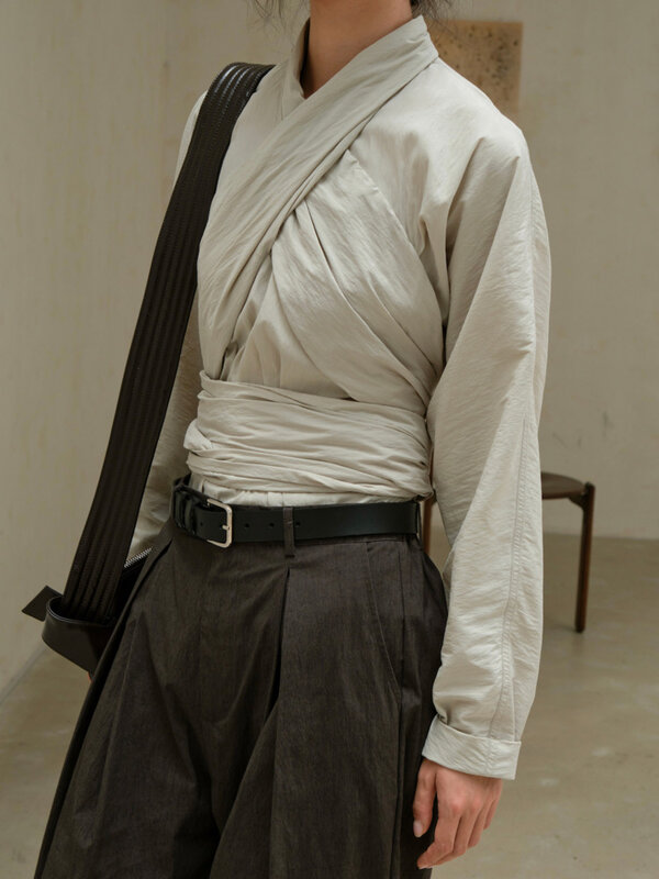 LANMREM-V رقبة طويلة الأكمام بلوزات مجوفة غير منتظمة للنساء ، قمصان بأربطة ، قمم مصممي الأزياء ، الخريف ، 26D5674 ، جديد ،