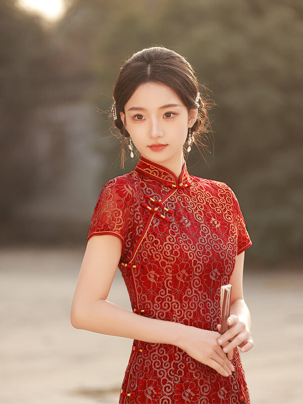 المرأة الأحمر الدانتيل تشيباو الصينية فستان الحديثة تحسين شيونغسام الرجعية أنيقة فستان زهري