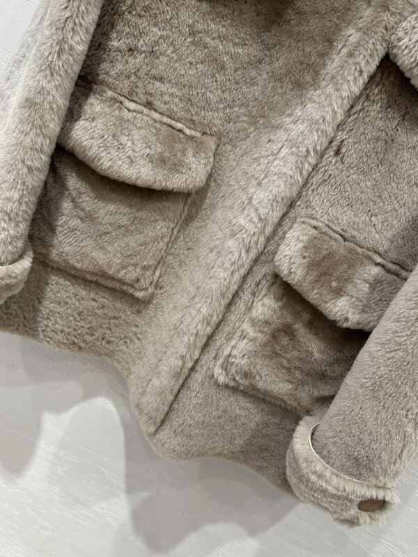 معطف فرو قصير بتصميم غير متماثل ، رقبة مستديرة ، شكل فضفاض ، جيوب كبيرة ، دافئ ومريح ، جديد ، 2023 ، شتاء ، 1024