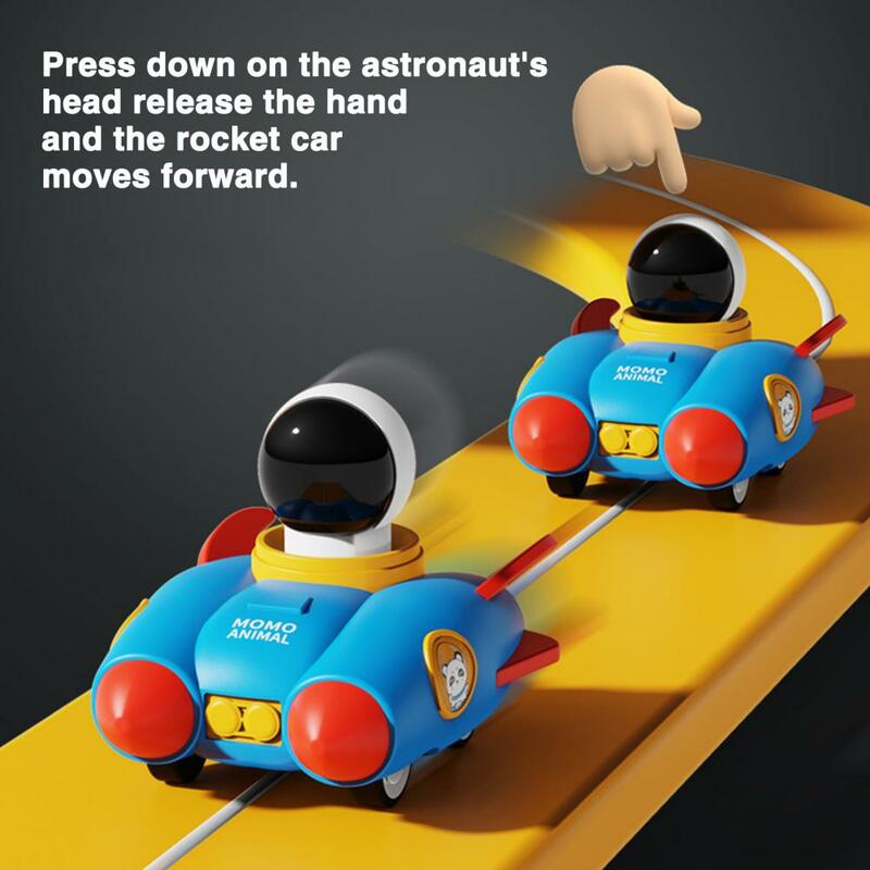 رائد الفضاء صاروخ سيارة مع ميزة الصحافة للذهاب للأطفال ، متعة الجمود إشراك لعبة للأطفال ، الكرتون ، الأولاد