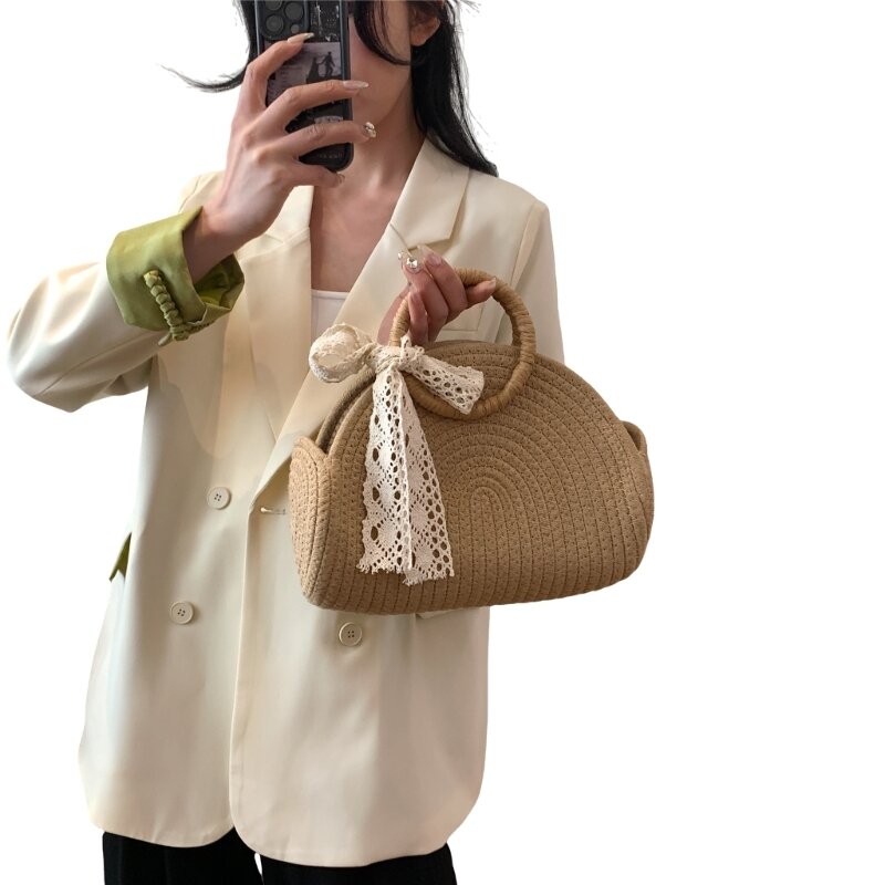 حقيبة يد صغيرة مصنوعة من القش للعطلات على الشاطئ ومزودة بحبل منسوج مع عقدة علوية