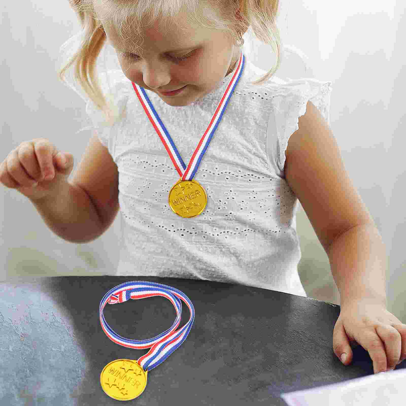 ألعاب ميدالية للأطفال ، رياضة ومنافسات ، ميداليات معلقة ، جائزة الفائز ، مباريات بلاستيكية ، هدية كرة قدم للأطفال