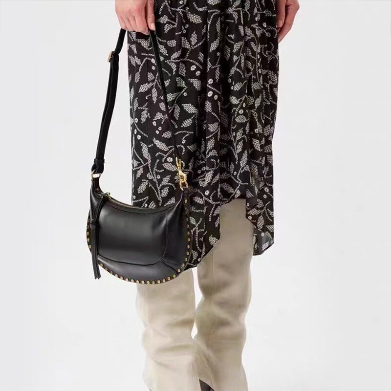 حقيبة سرج من جلد البقر مع حزام كتف قابل للتعديل للنساء ، حقيبة يد متعددة الاستخدامات ، بني وأسود ، زخرفة برشام ، سحاب ، عصرية