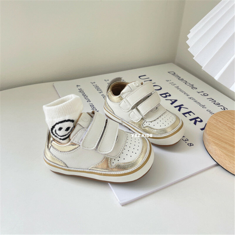 حذاء أطفال خريفي جديد 2023 حذاء حفاة للأطفال من الجلد للبنات الصغار حذاء خفيف ناعم للخروج والتنس للأطفال الصغار