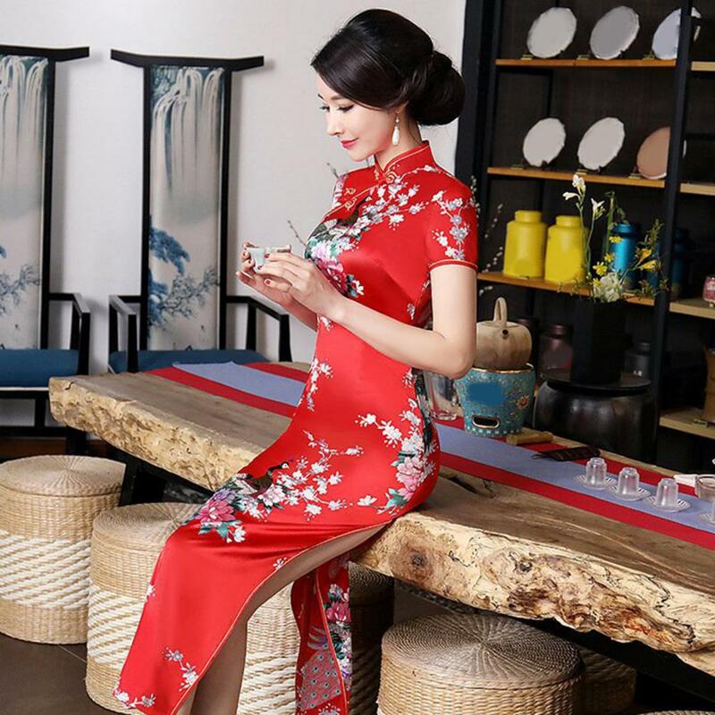 المرأة الصينية الوقوف طوق الأزهار التطريز عالية انقسام شيونغسام ، فستان تشيباو أنيقة ، فستان مأدبة ، خمر