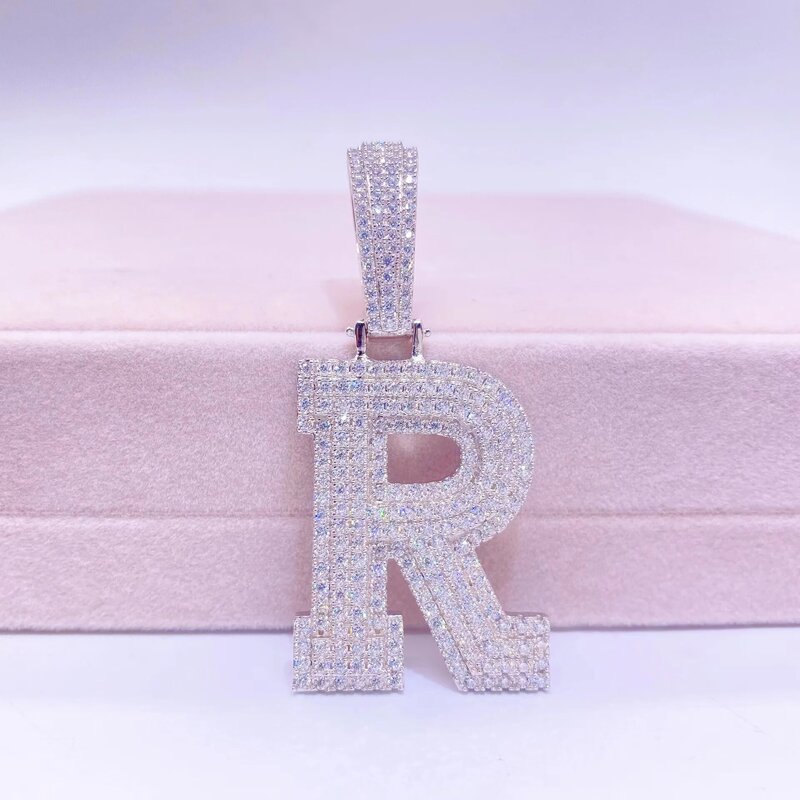 قلادة على شكل حرف R من Hiphop مثلج مويسانيتي من الفضة الإسترليني عيار 925 على شكل حرف D متوفرة بقلادة على شكل حرف D هدية للرجال والنساء