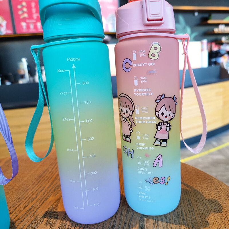 زجاجات مياه رياضية من YCONTIME 1L مع شفاطات بلاستيكية ملونة قابلة للحمل ملصقات للهدايا أدوات طعام خارجية للسفر والتخييم