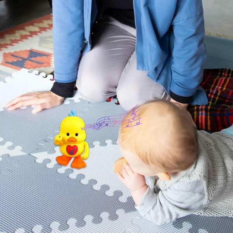 المشي بطة صفراء للطفل ، والمشي بطة صفراء ، والعمل التفاعلي ترفرف تضيء بطة للطفل 1 سنة من العمر