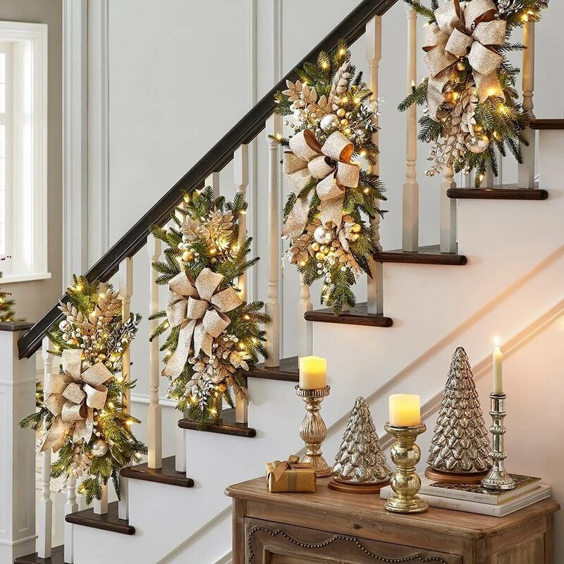 إكليل عيد الميلاد الأبيض الثلوج يتدفقون الدرج الديكور الدرج إكليل مع قلادة ضوء عيد الميلاد المشهد تخطيط ديكور المنزل