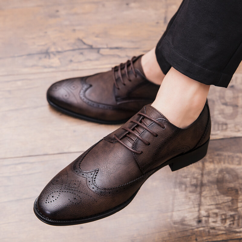 2020 أحذية رسمية الرجال فستان أحذية من الجلد موضة الرجال أحذية مسطحة حقيقية الرجعية أشار تو أكسفورد الذكور الأحذية