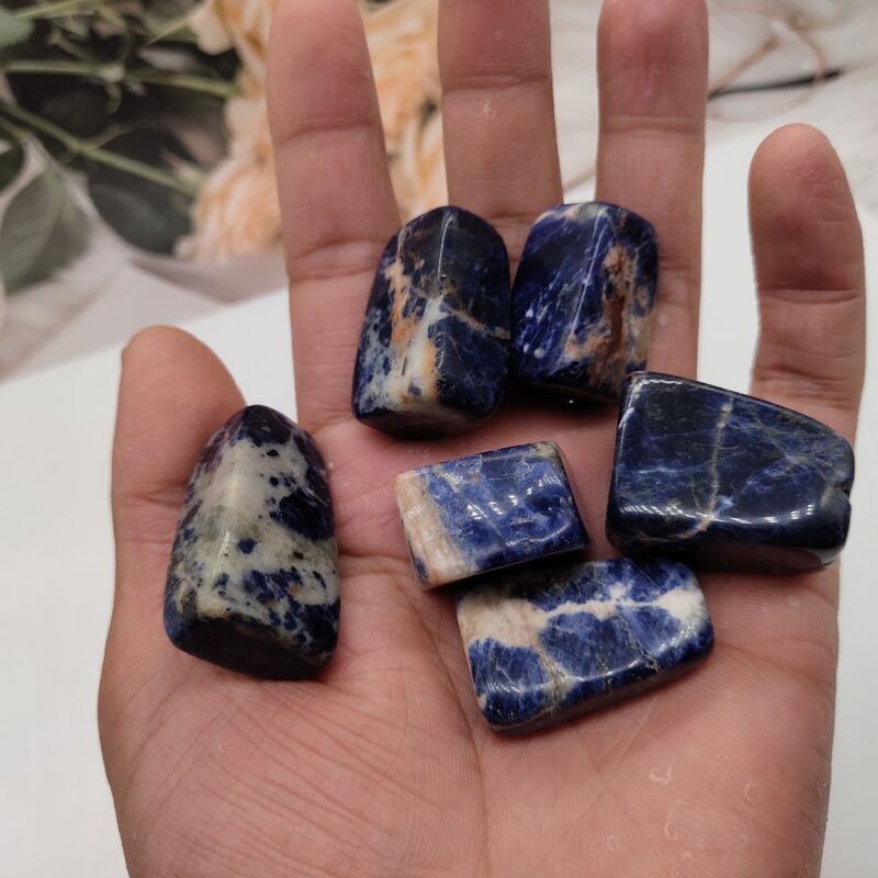 الحجر الطبيعي الأزرق Sodalite الأزرق الوريد حجر اللازورد الأباتيت حجر بلورات استشفاء الأحجار الكريمة جوهرة الريكي الخرز لديكور المنزل