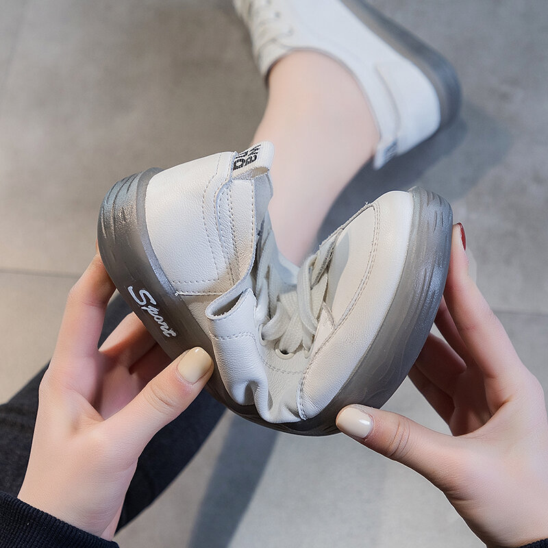 AIYUQI أحذية رياضية النساء جلد طبيعي عادية كل مباراة حذاء أبيض النساء شقة كبيرة الحجم عدم الانزلاق المتسكعون للفتيات