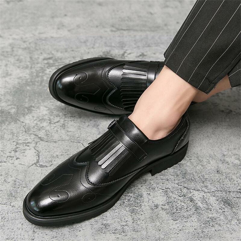 حذاء جلد رجالي غير رسمي صغير عصري مقاس كبير لون منحوت شخصية حذاء رجالي الراقية حذاء البروغ مهدب كلاسيكي