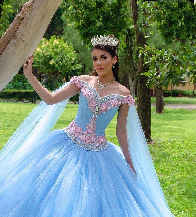 فساتين Quinceanera حلوة 16 زرقاء فاتحة مطرز بالخرز 2021 مكشوفة الكتف مزينة بالزهور فستان رسمي للحفلات الراقصة الأميرة