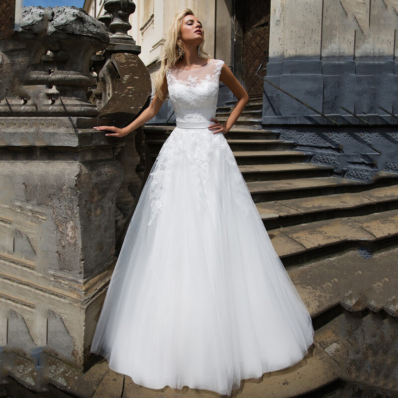 فستان زفاف تول ، أكمام كاب ، رقبة دائرية ، مزين بالدانتيل ، خط ، طول الأرض ، رخيص