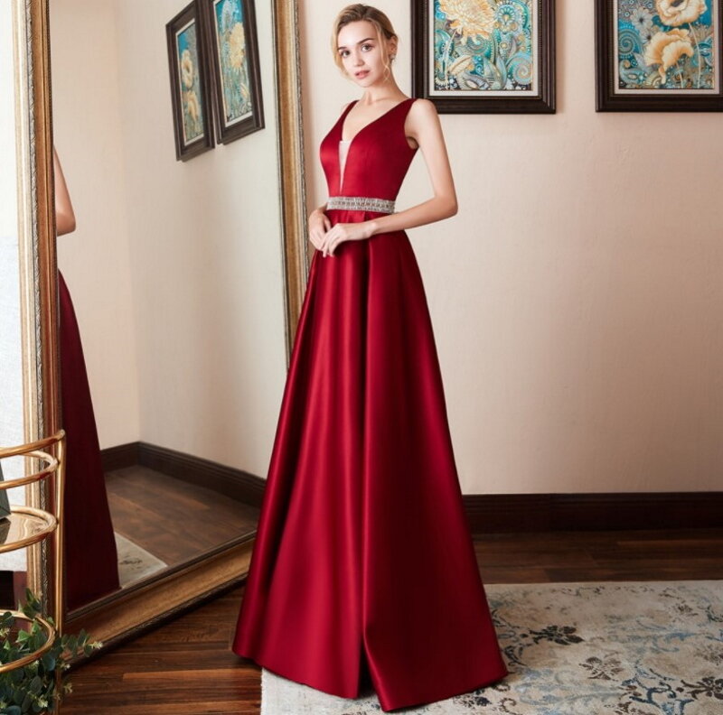 فستان سهرة من الساتان بدون أكمام برقبة على شكل حرف v باللون الأحمر الخمري وذو شريط واسط مطرز بالخرز من المنتجات الأعلى مبيعًا لعام 2021