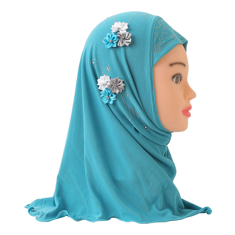 H075 فتاة صغيرة جميلة العميرة الحجاب مع الزهور الصناعية تناسب 2-6 سنوات من العمر الاطفال سحب على وشاح الرأس الإسلامي التفاف