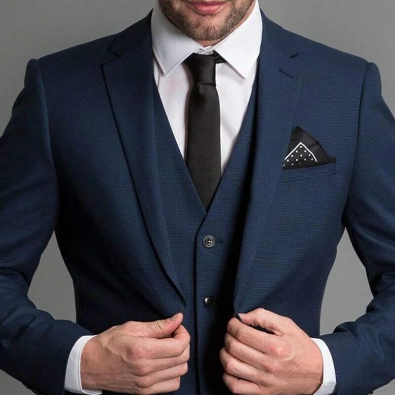 بدلة رجالية رسمية باللون الأزرق الداكن مناسبة لحفلات الزفاف من 3 قطع محززة بصدر السترة مصنوعة حسب الطلب لرجال الأعمال (جاكيت + بنطلون + سترة)