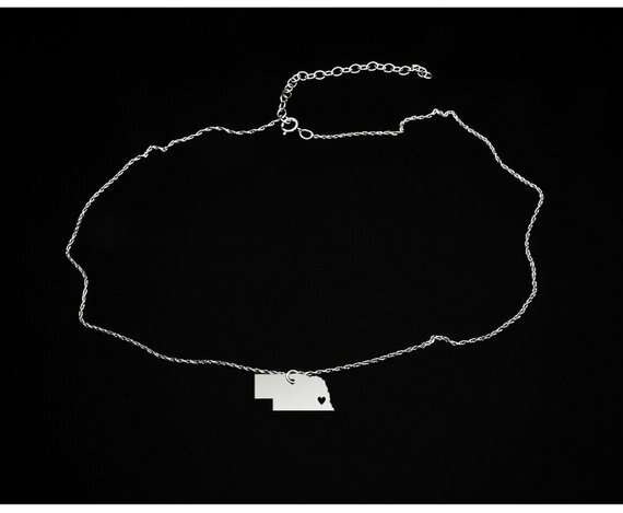 نبراسكا قلادة نقش بعض رسائل عالية الجودة النحاس نبراسكا مجوهرات حقيبة هدية للسفر لصديق دروبشيب قبلت YP4081