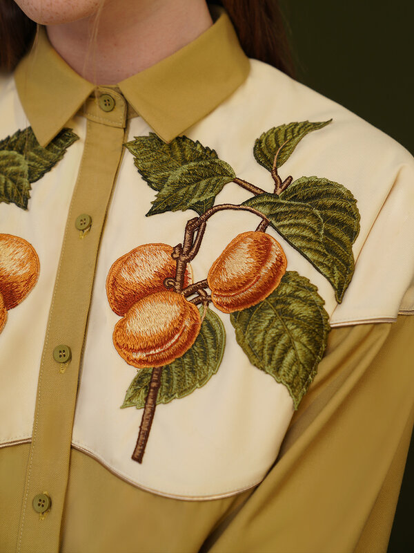 【Biutefu】 التصميم الأصلي 2022 الشتاء النساء الأخضر ورقة الخوخ الفاكهة التطريز قميص