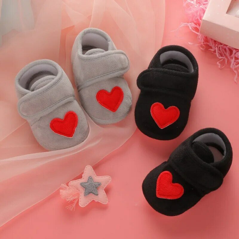 طفل الفتيات أحذية قطنية طفل لينة سوليد تنفس حذاء طفل الخريف الأولى مشوا الحلو الأحمر القلب الوليد الوردي الفتيات