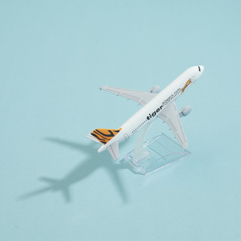 سنغافورة النمر الخطوط الجوية A320 طائرة دييكاست نموذج طائرة 6 "طائرة معدنية ديكور المنزل مكتب ألعاب صغيرة موتو للأطفال