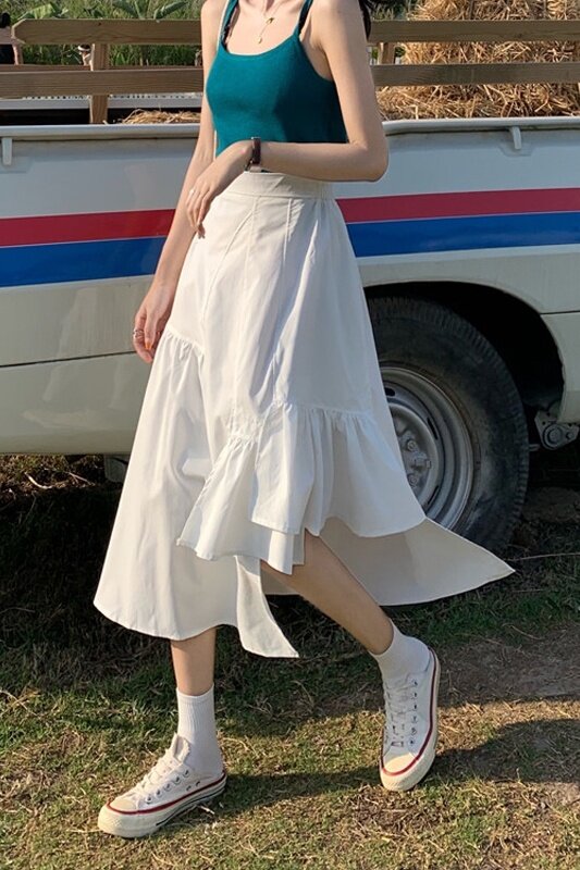 تنورة نسائية مثيرة غير منتظمة موضة صيف 2021 تنورة جديدة متوسطة الطول بتصميم خصر عالي تنورة بيضاء على شكل حرف a