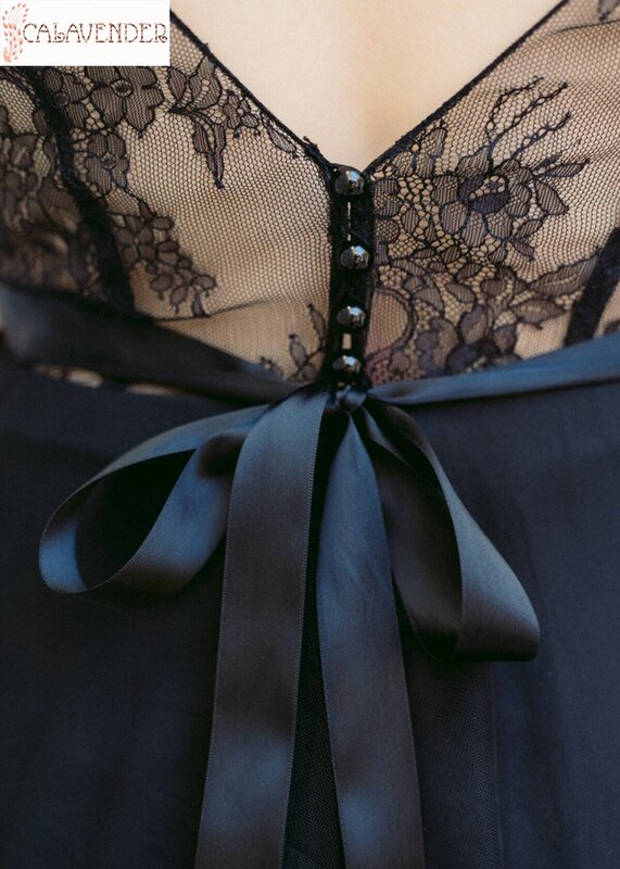 فستان زفاف من التول الأسود بفتحة رقبة على شكل v ، زي مطوي ، مزين بالدانتيل ، ظهر عاري مع فيونكة