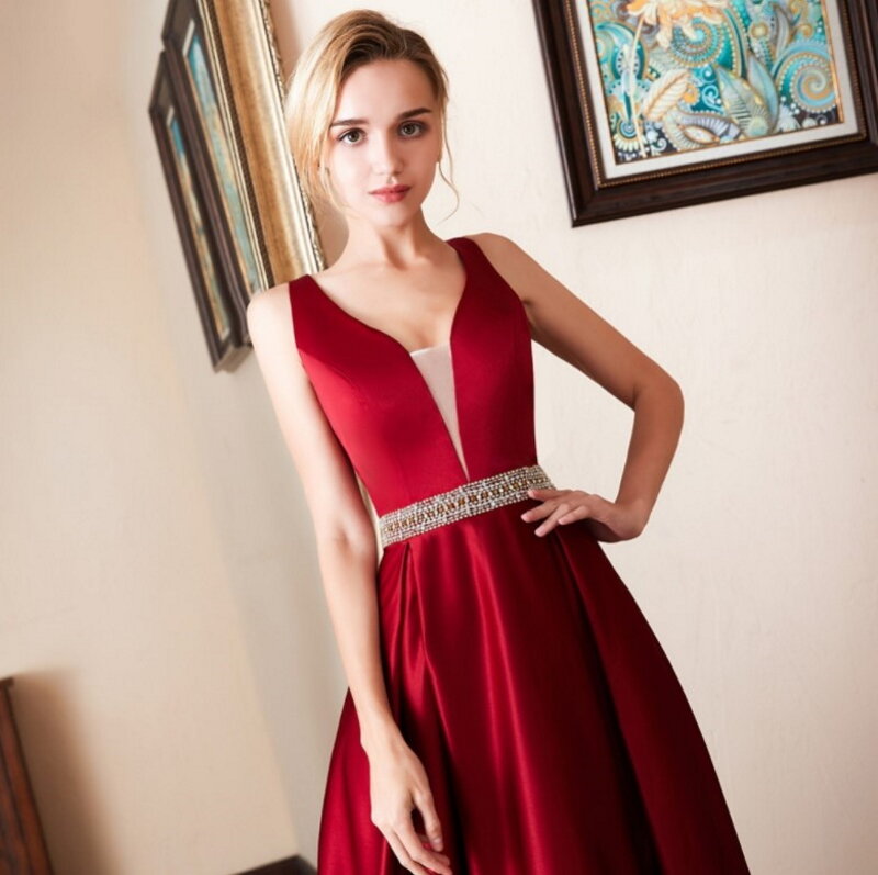 فستان سهرة من الساتان بدون أكمام برقبة على شكل حرف v باللون الأحمر الخمري وذو شريط واسط مطرز بالخرز من المنتجات الأعلى مبيعًا لعام 2021