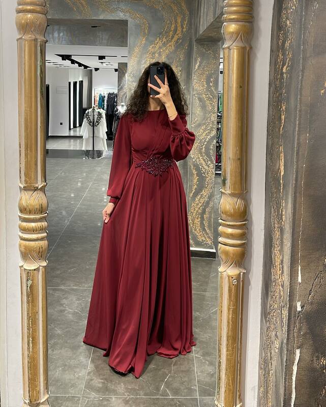 فستان سهرة من Sumnus باللون العنابي من الشيفون بالمملكة العربية السعودية بأكمام طويلة من الخرز أنيق في دبي فستان رسمي للنساء المسلمات طول الأرض