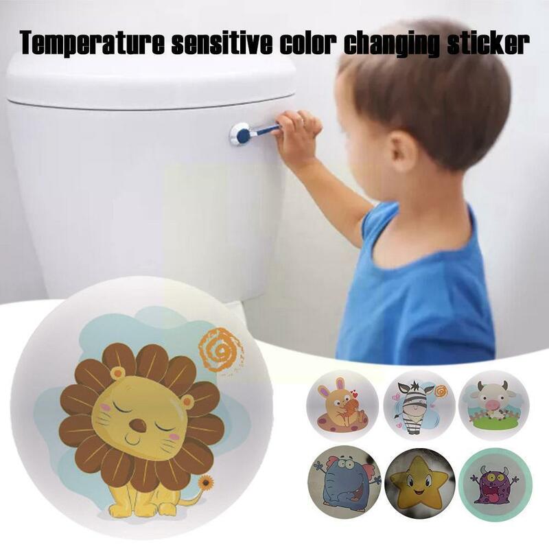 1 قطعة تغيير لون الكرتون المرحاض ملصقا مبولة التدريب مقاوم للماء استشعار درجة الحرارة اللون تغيير ملصق للطفل وعاء U0v7