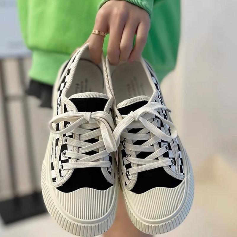 حذاء رياضي نسائي ذو نعل سميك من هوتشو لربيع وصيف Harajuku 2022 حذاء تنس نسائي مسطح بلون أسود كاواي