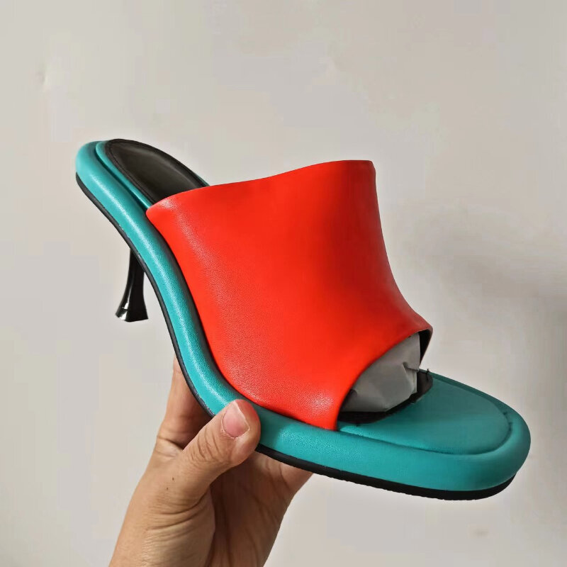حذاء نسائي صيفي جديد موديل 2023 بكعب عالي مواكب للموضة تصميم مختلط الألوان مريح ذو مقدمة مربعة مقاس 43