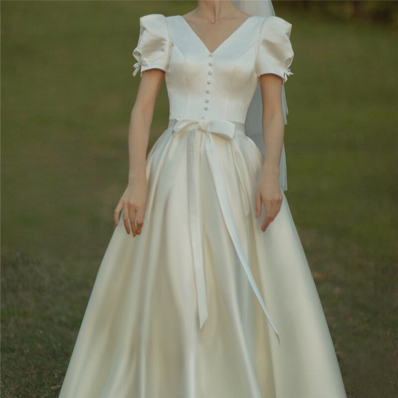 الساتان الفرنسية فستان زفاف خفيف بسيط الزفاف هيبورن الأبيض الخامس الرقبة رقيقة خارج فستان