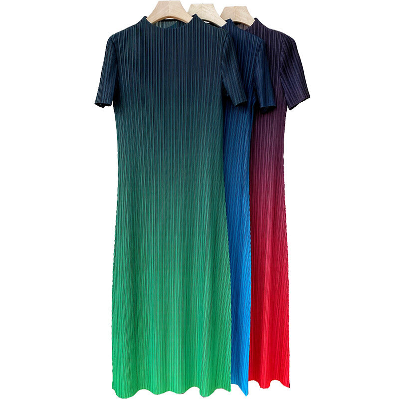 فستان موضة 2023 للربيع والصيف مطوي ضيق ومطبوع بأكمام قصيرة وأكمام مستقيمة ملابس طويلة بألوان متدرجة فستان Miyake