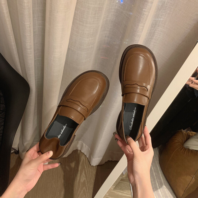 جديد سميكة سوليد أحذية من الجلد الصغيرة الربيع والخريف كعب سميك النمط البريطاني الانزلاق على متعطل النساء