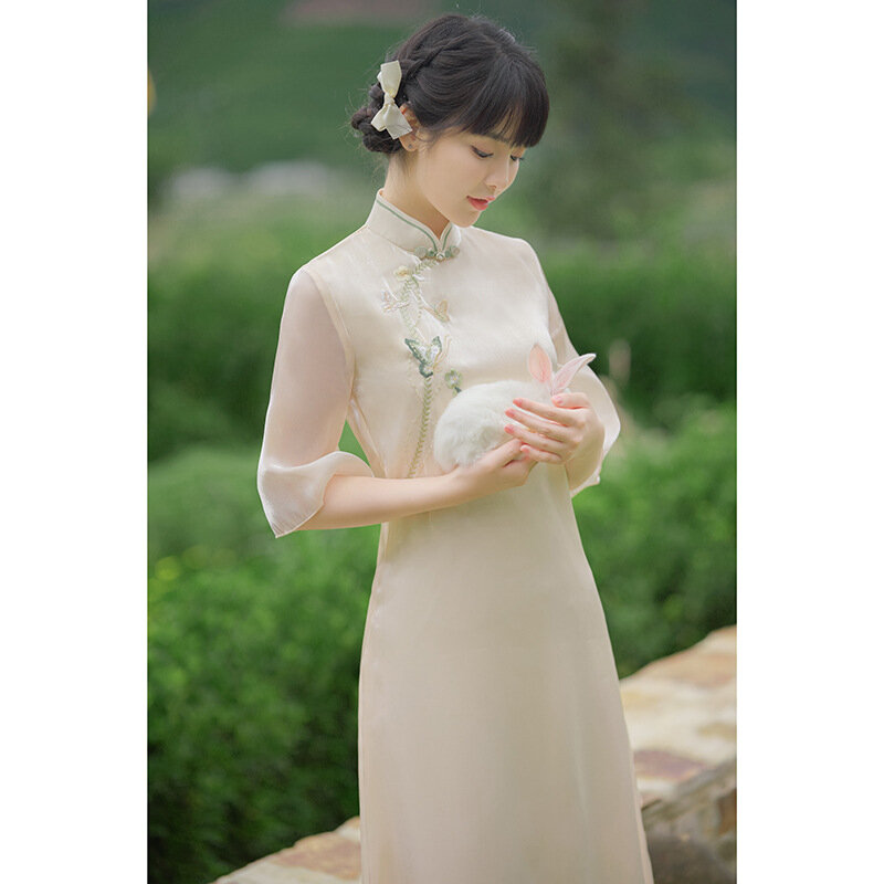 الصينية التقليدية البيج شيونغسام فراشة التطريز المرأة الزفاف مساء فستان الإناث فساتين طويلة شيونغسام