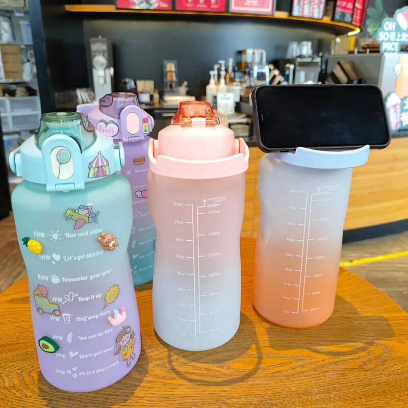 زجاجة مياه رياضية من YCONTIME سعة كبيرة محمولة سعة 2 لتر مزودة بمقياس زمني من القش يمكن استخدامه في صالة الألعاب الرياضية والسفر في الهواء الطلق