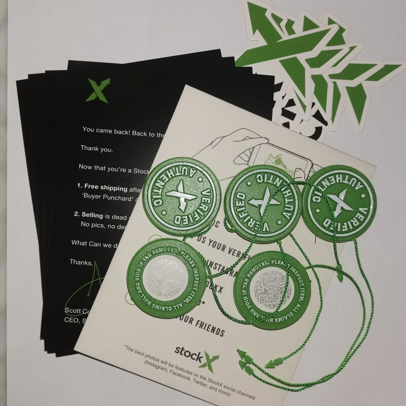نمط جديد 5 مجموعات 10 مجموعات 2022 علامة الأسهم X الأخضر التعميم Rcode ملصقات ستوككس العلامة الطيارة البلاستيك إبزيم حذاء الأسهم X التحقق