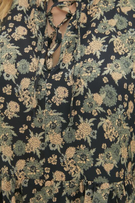 فستان بياقة منقوشة من ترينديول TWOAW22EL1948