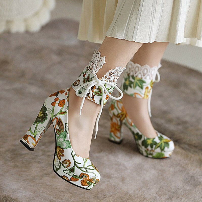 التطريز المطبوعة الدانتيل أحذية الزفاف مأدبة الزفاف الأوروبية والأمريكية الاتجاه جديد أربعة مواسم المرأة عالية الكعب