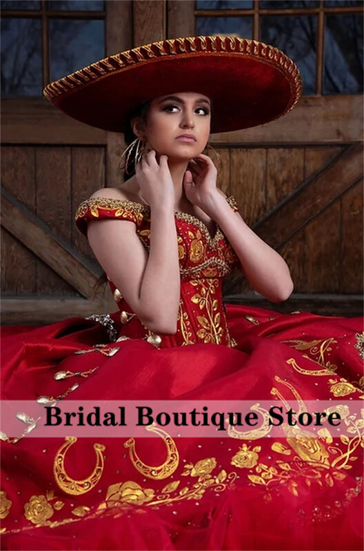 فستان جديد من Mexi بلون أحمر من فساتين Quinceanera بفيونكة مكشوفة الأكتاف حلو من 16 فستان ذهبي مطرز بكشكشة من Vestidos De Xv Años